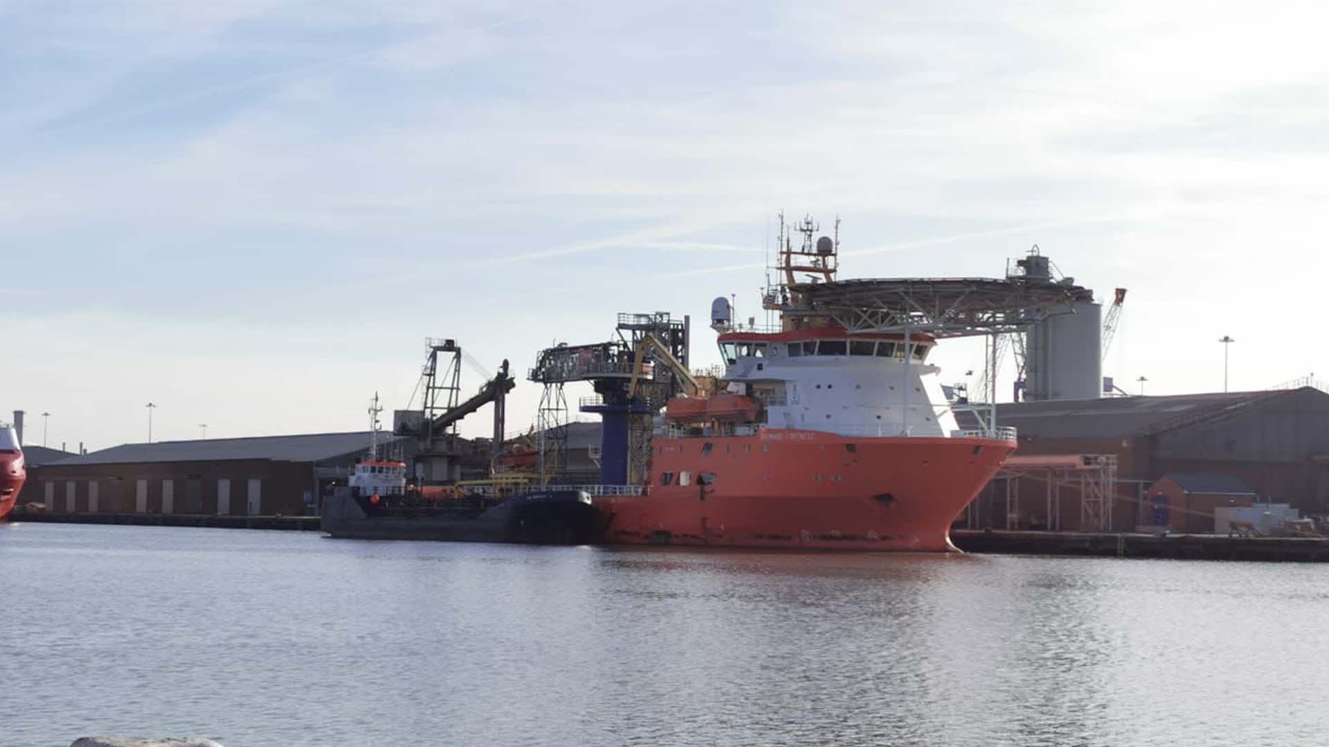 Rix Merlin performing the bunkering the receiver ship Normand Fortress an Service Offshore Vessel.